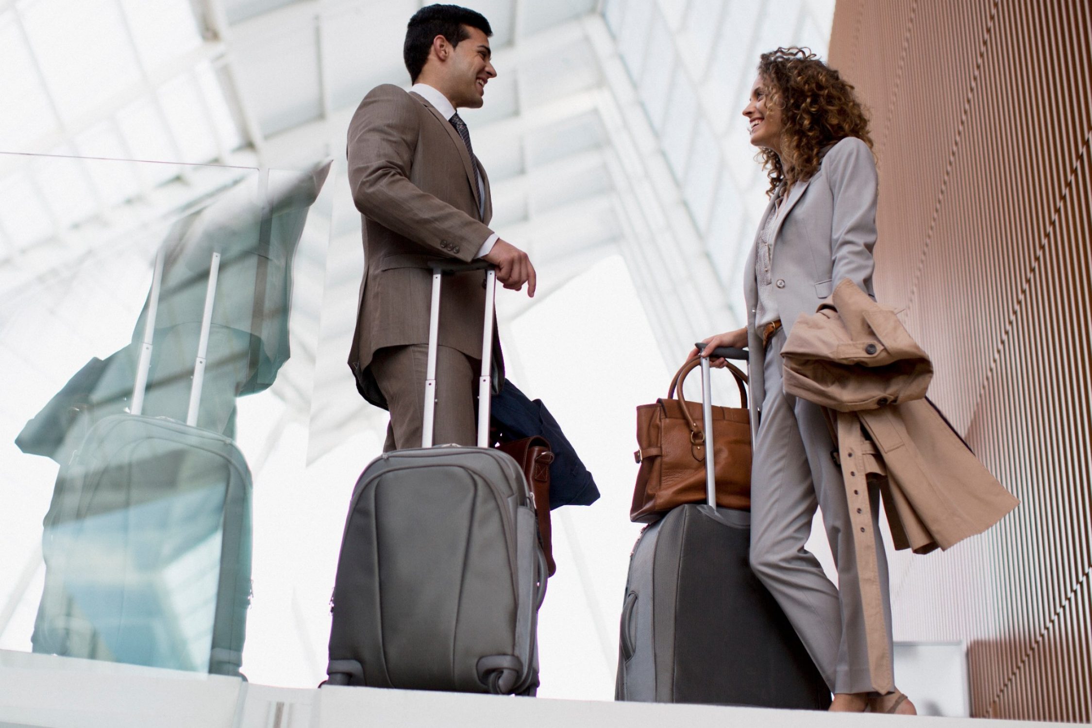 Ein Mann und eine Frau laufen aus dem Flughafengebäude.