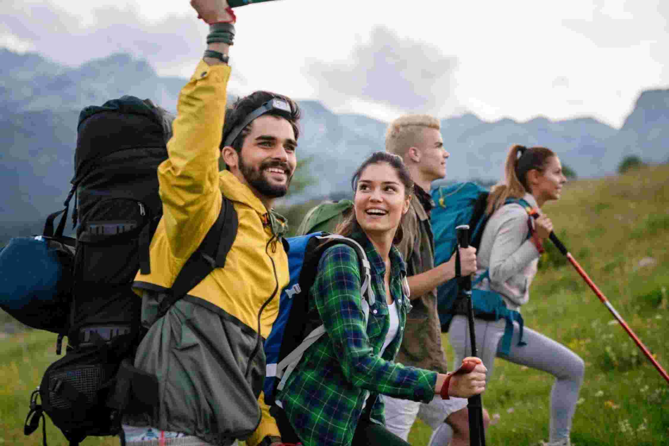 Eine Freundegruppe beim Wandern.