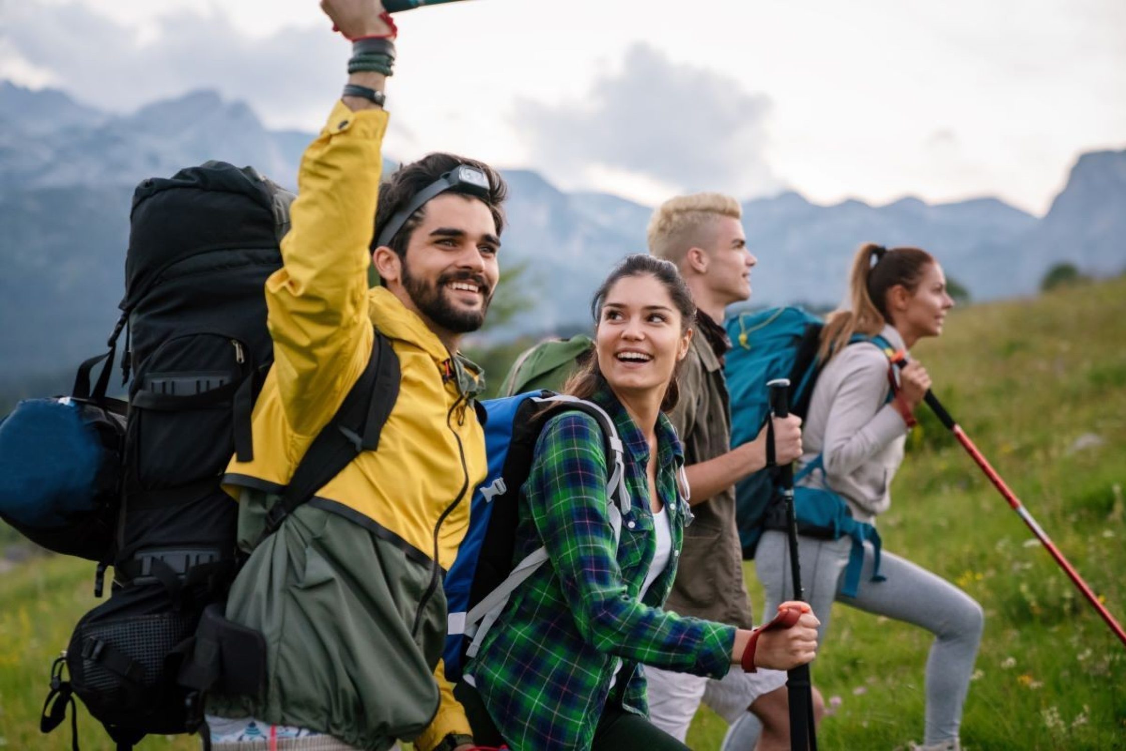 Eine Freundegruppe beim Wandern.