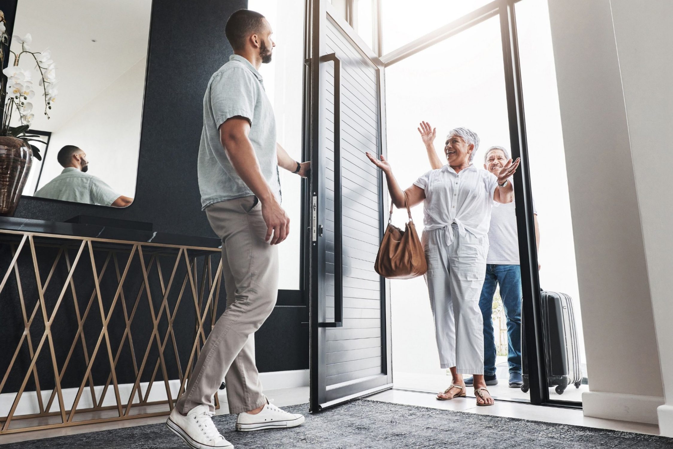 Besuch wird an der Türe empfangen.
