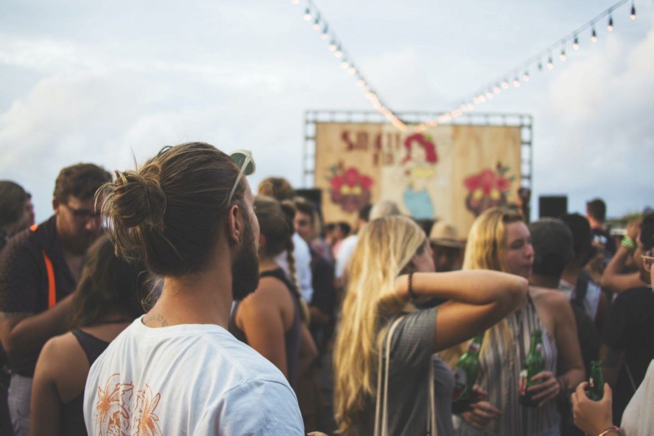 Konzertbesuchende an einem Festival.