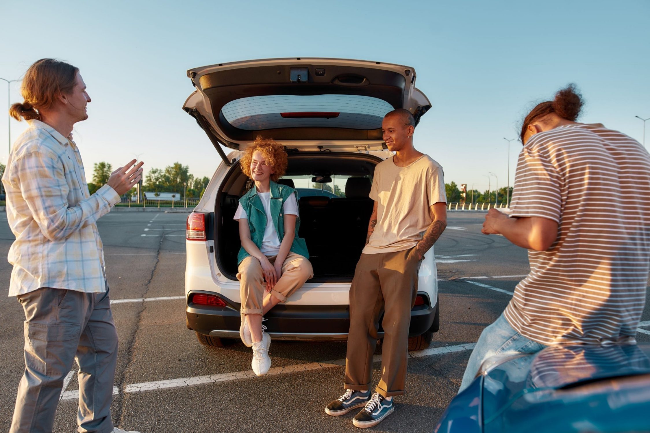 Ein Mann sitzt ein auf einem Bus im Wald.