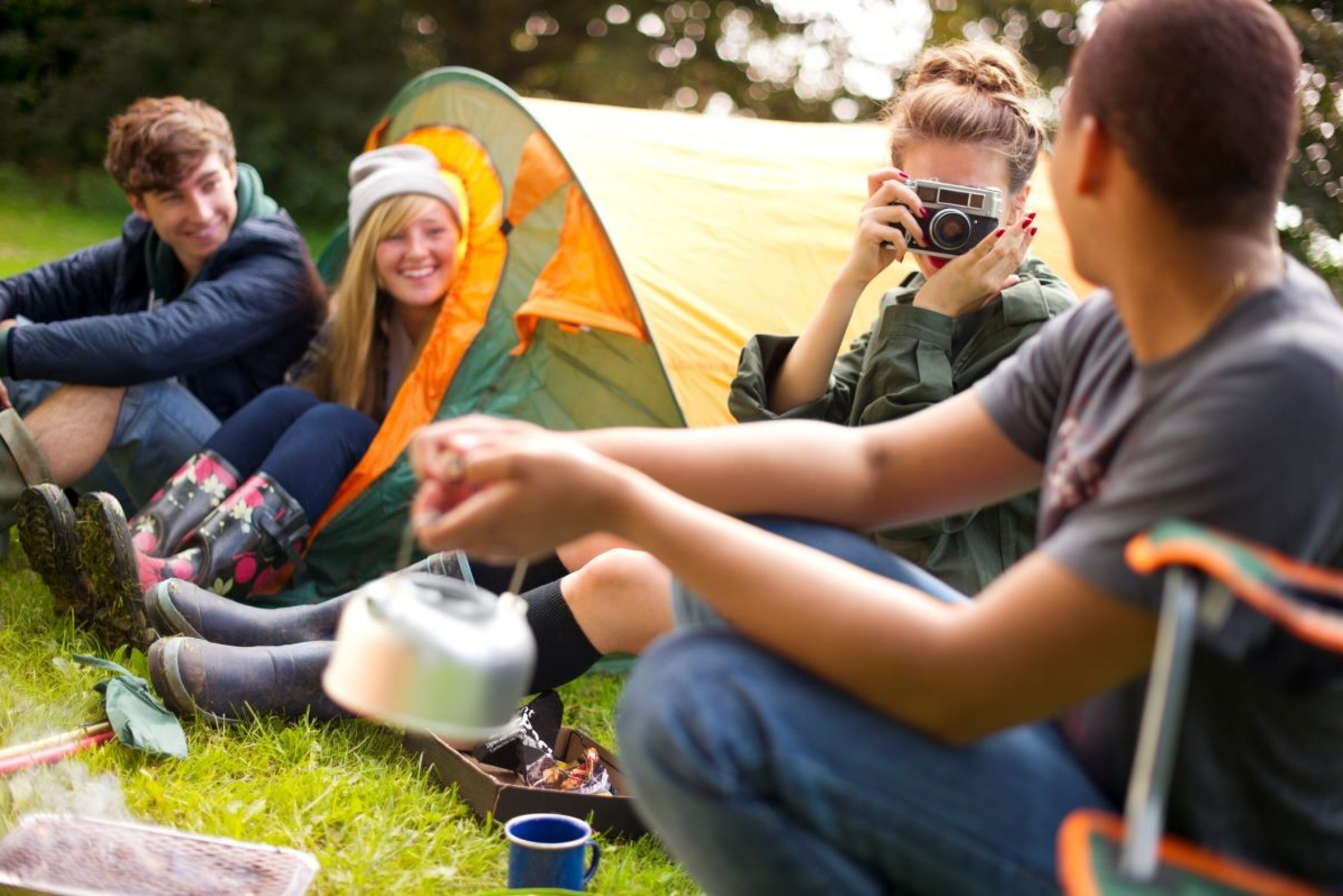 Gruppe von Freunden beim campen in den Ferien 