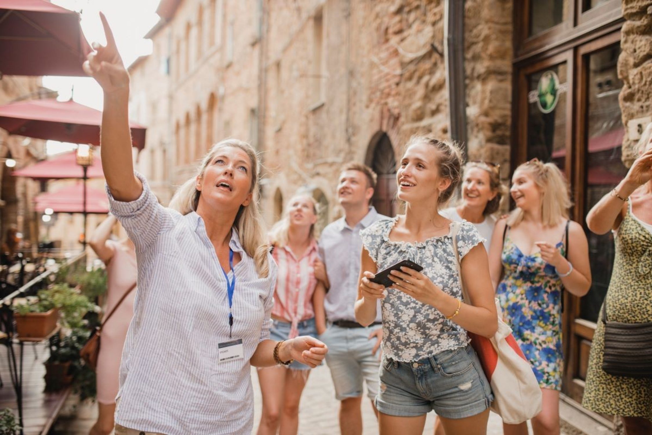 Eine Gruppe von Personen im Urlaub auf einer Stadtführung.