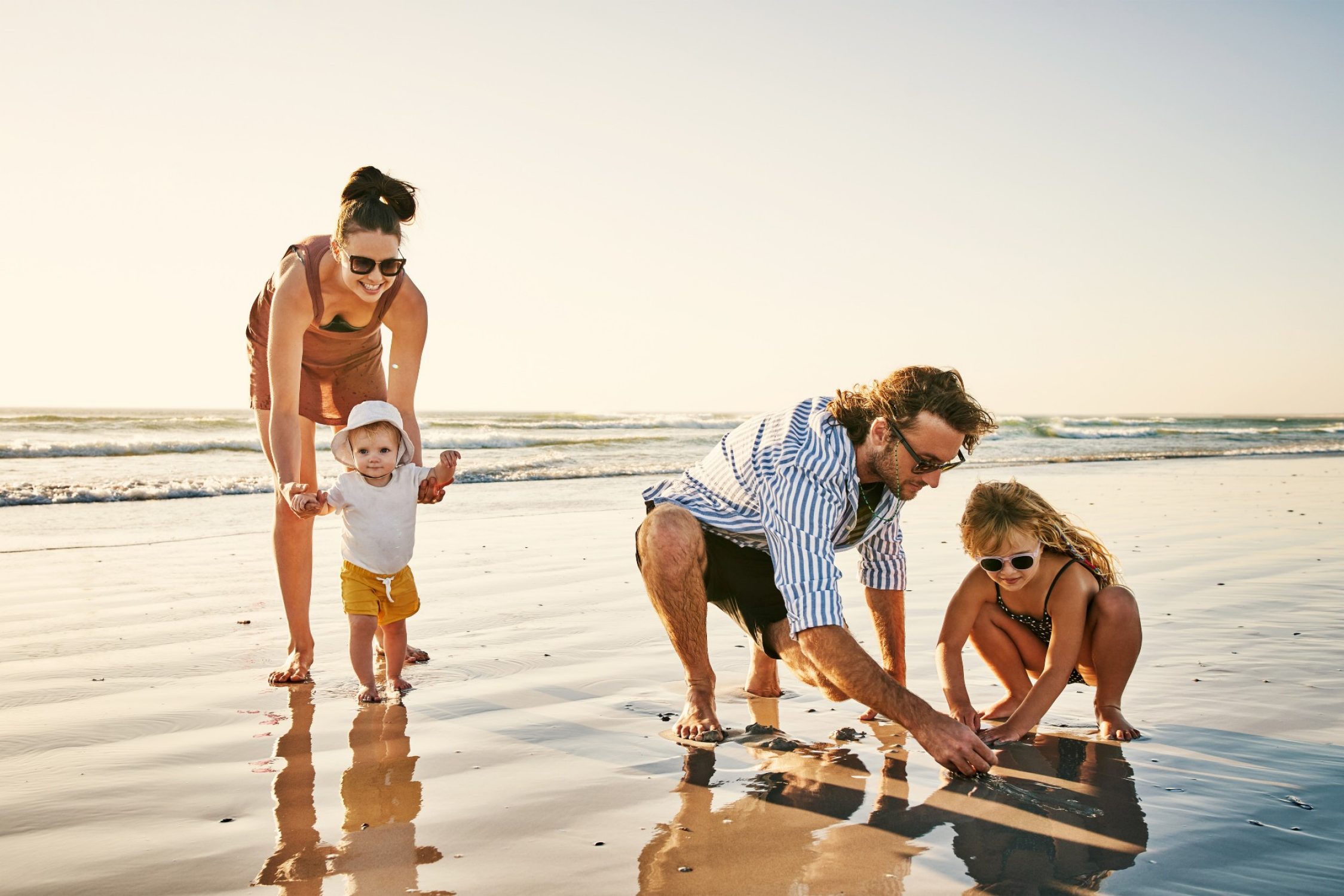 Familie während ihren Ferien am Strand
