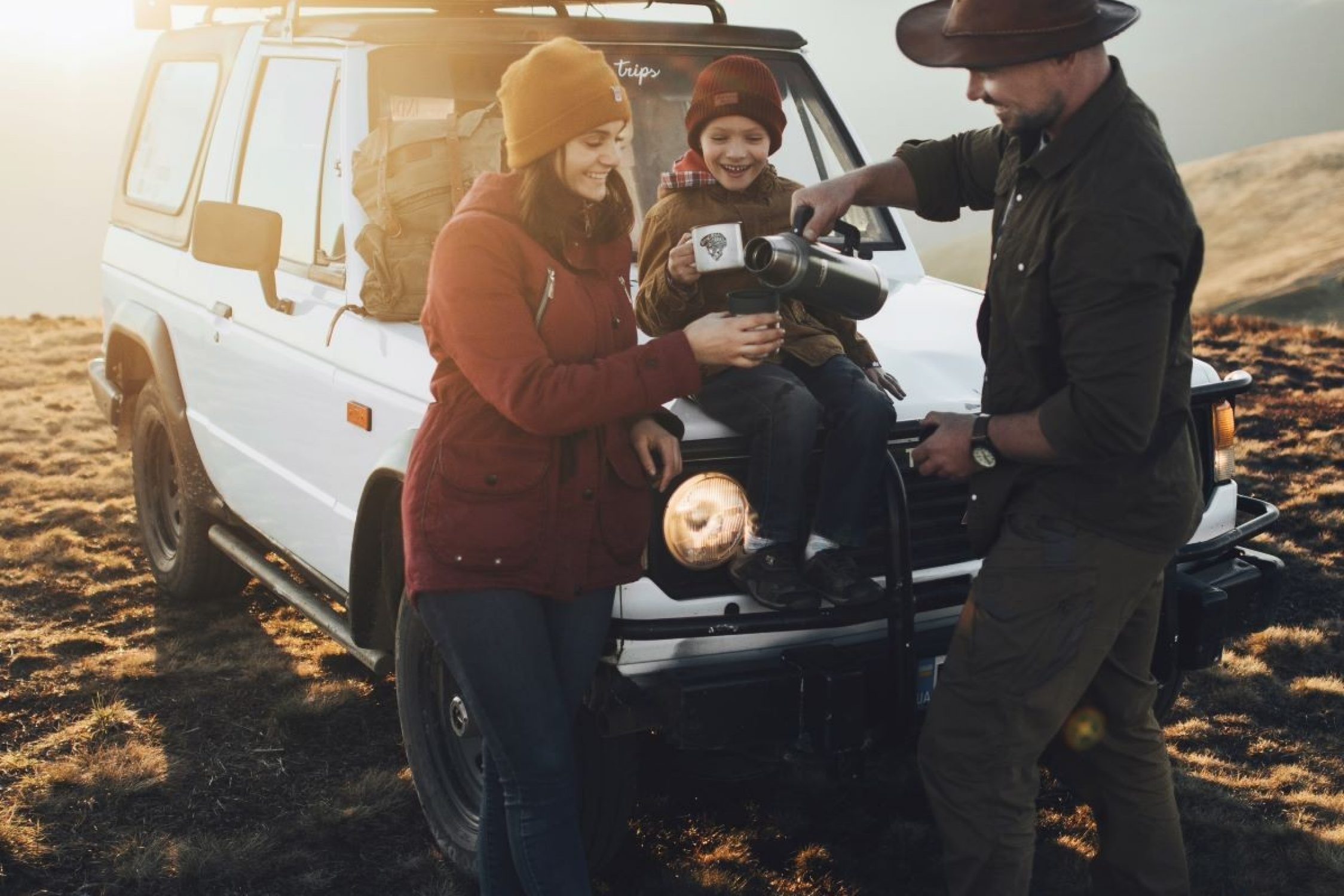 Eine Familie mit dem Auto unterwegs auf einem Roadtrip. 