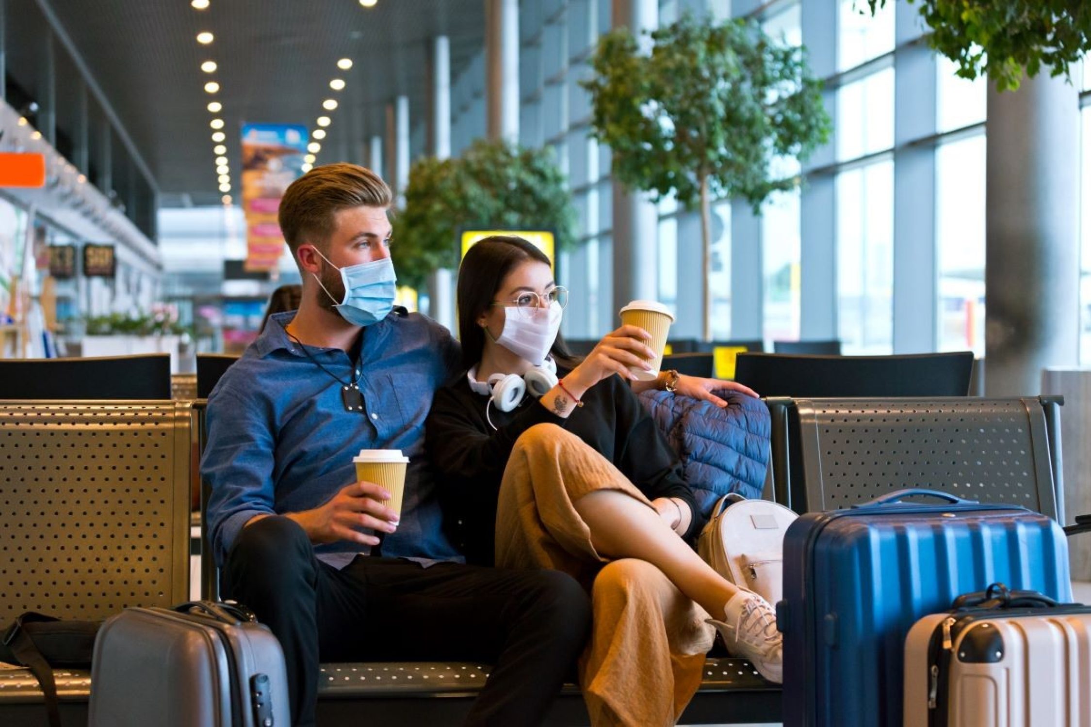 Eine Frau und ein Mann laufen am Flughafen.