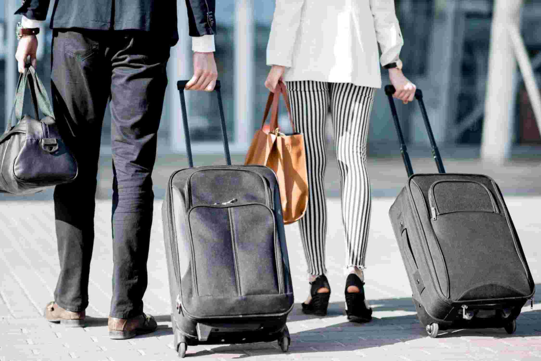 Voyageurs d'affaires de dos.