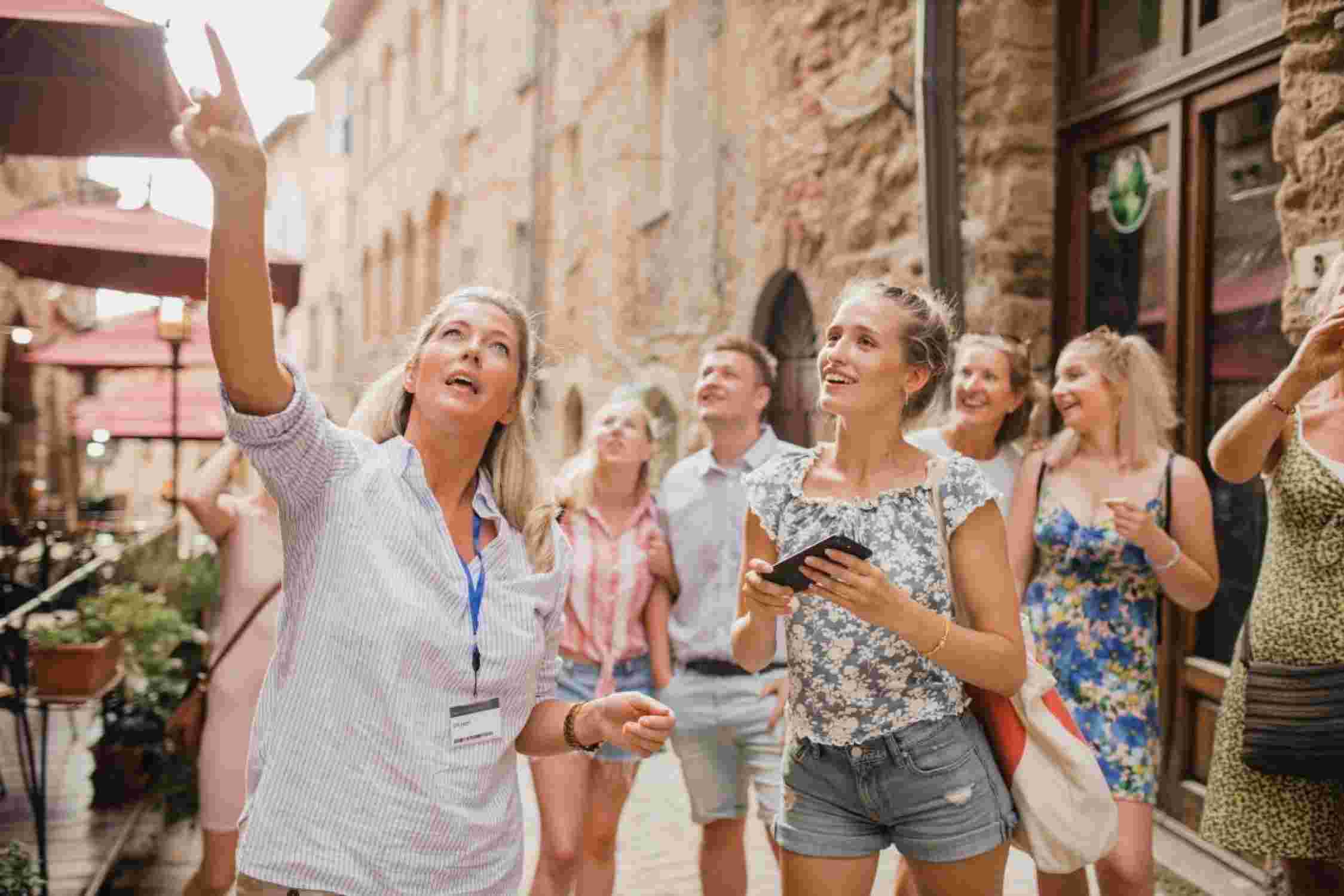Un groupe de personnes en vacances lors d'une visite guidée de la ville.