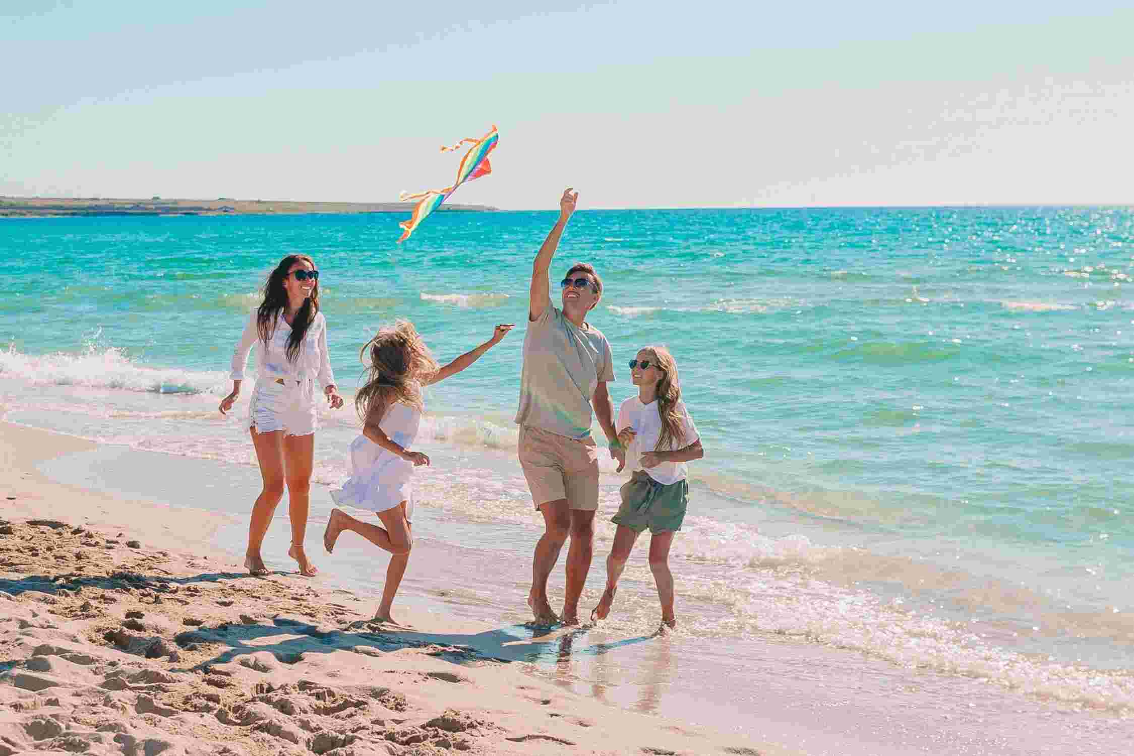 Famille en vacances à la plage
