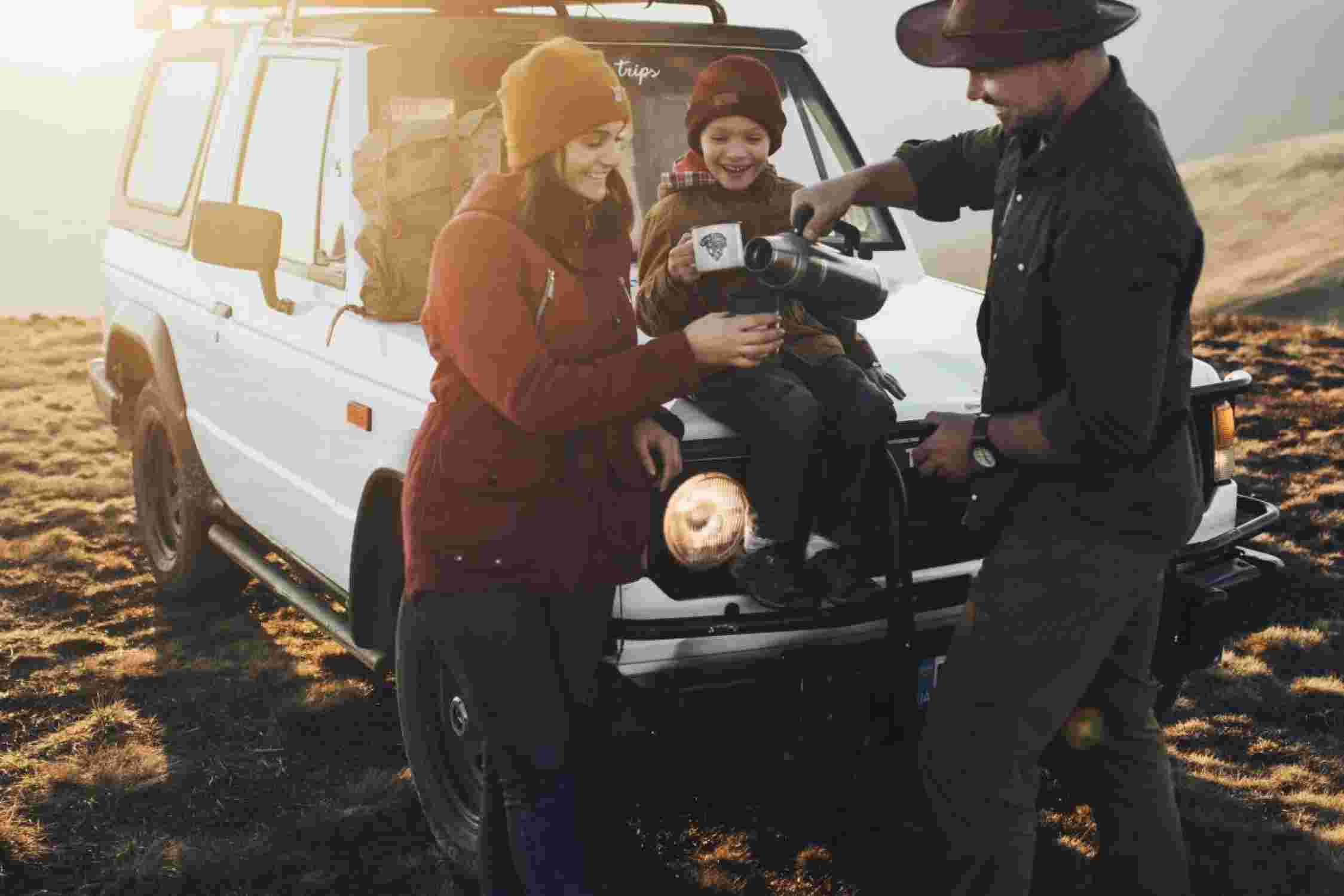 Une famille en voiture lors d'un road trip.