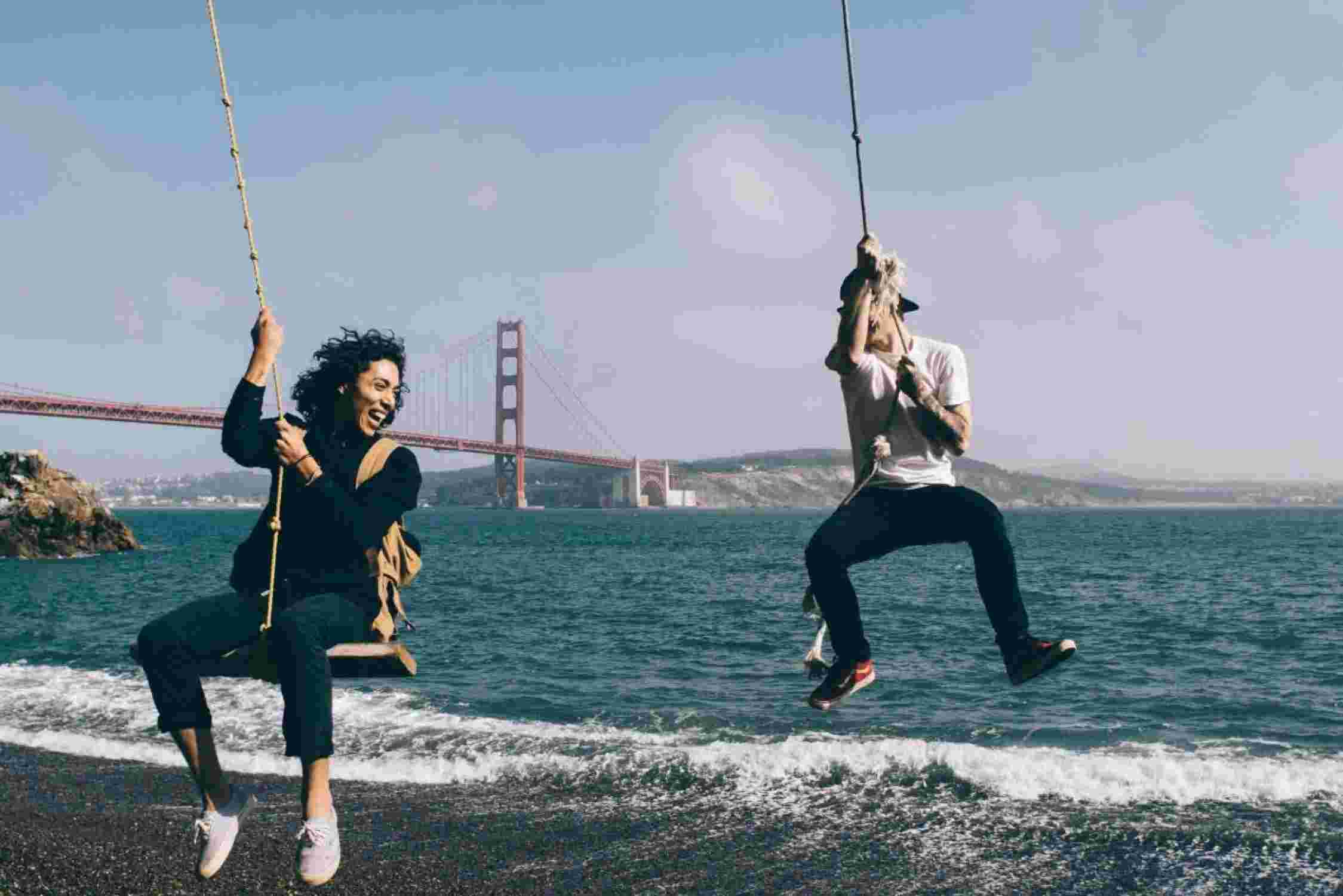 Jeunes gens devant le pont de Los Angeles.