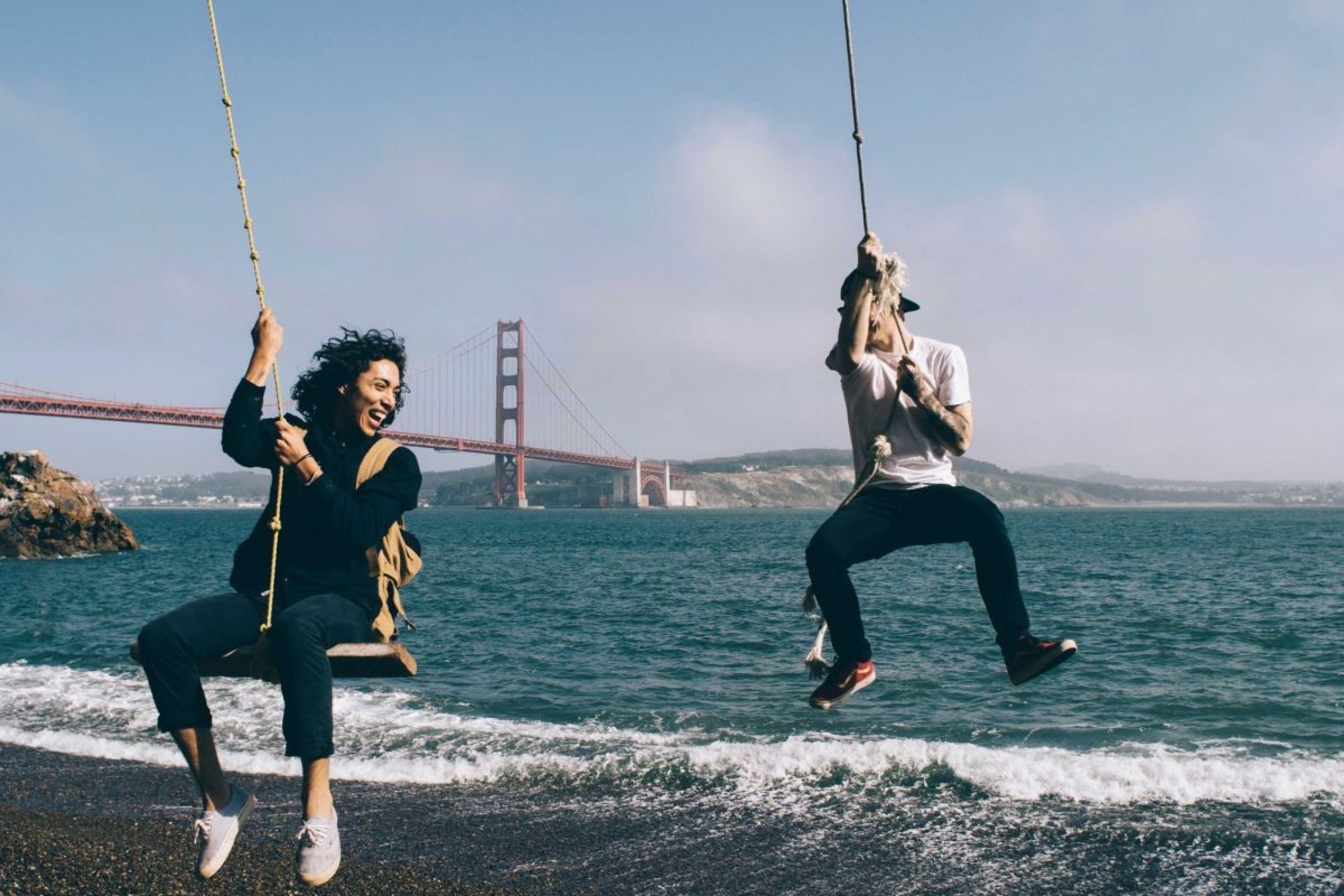 Jeunes gens devant le pont de Los Angeles.