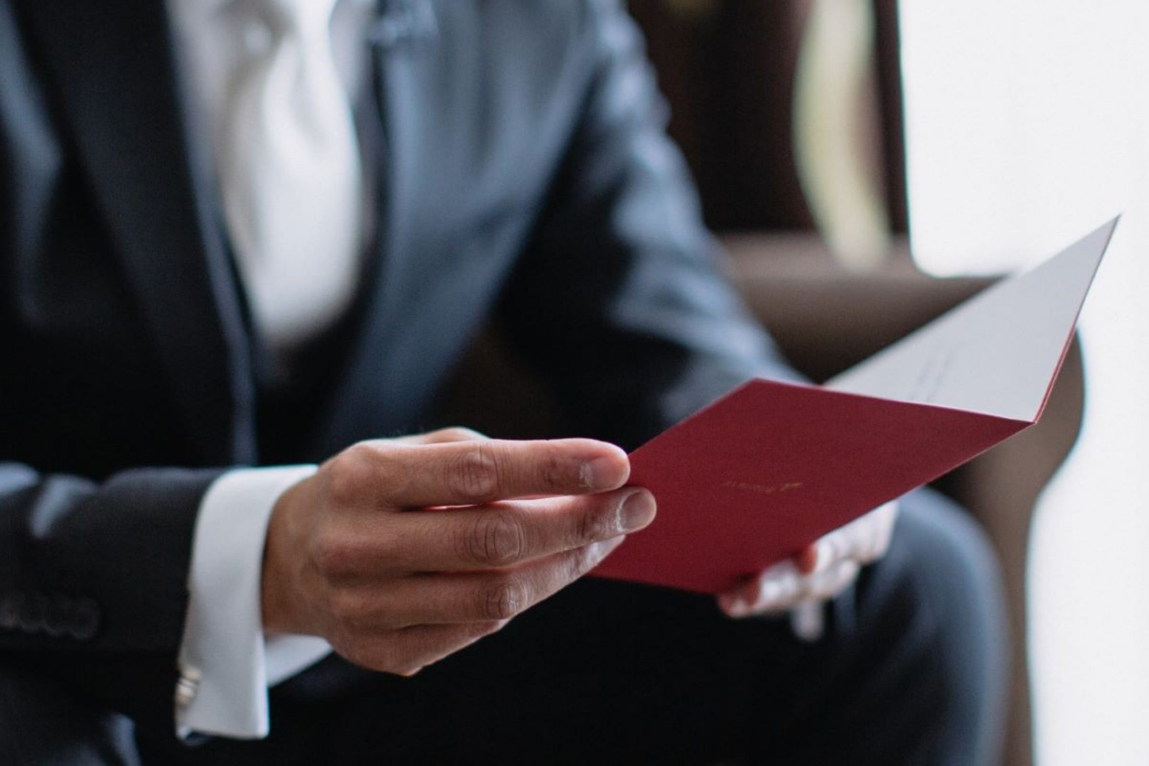  Un homme en costume regarde un cahier.