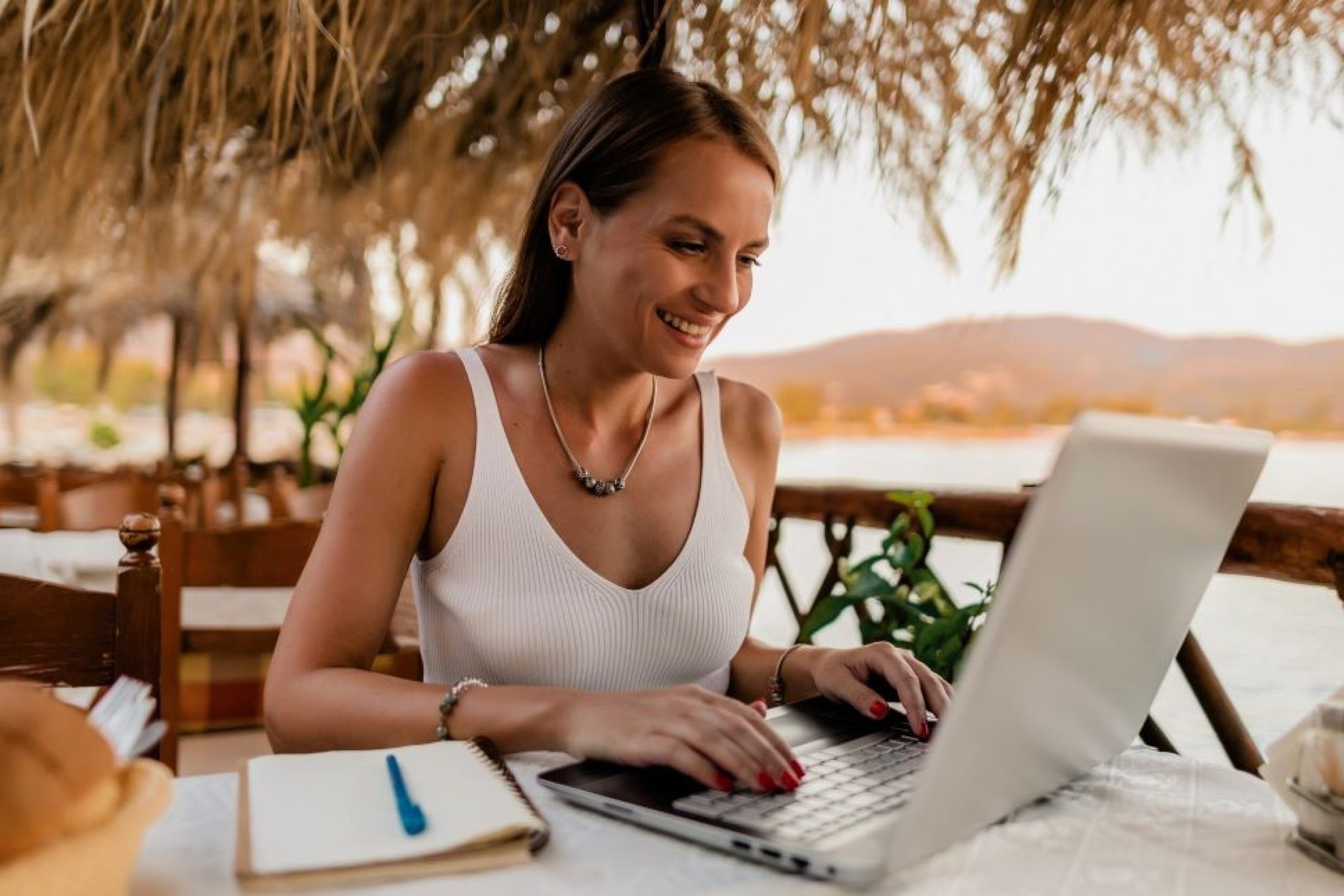 Une femme lors de son travail à l'étranger.